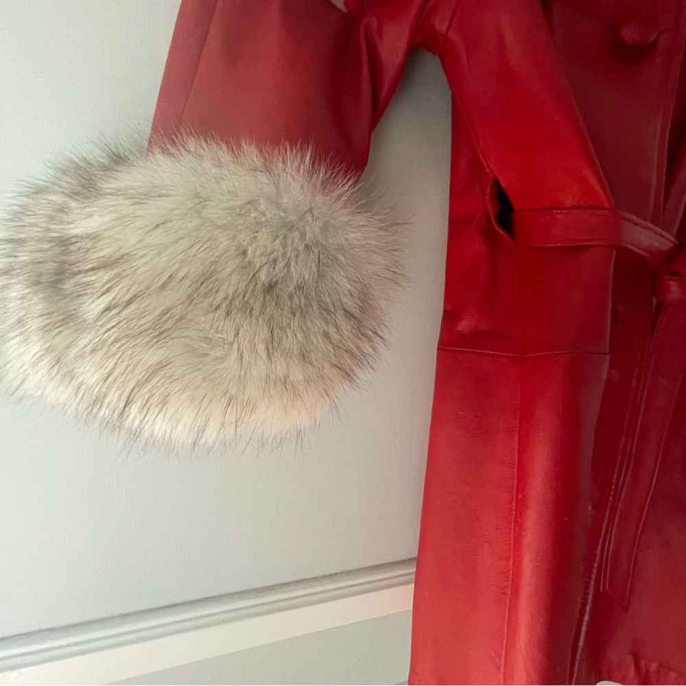 🍒 SOLD 🍒 VINTAGE • cherry red leather trench coat w cream fur collar and cuffs - Picture 10 of 15
